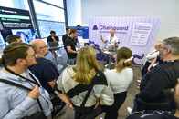 Die Teilnehmer:innen versammeln sich vor dem Stand von Chainguard bei den IT-Tagen 2025.