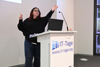 Michaela Schroetel hielt auf den IT-Tagen 2025 einen Vortrag zum Thema- Reset fürs Lernen – Warum KI uns zwingt, Weiterbildung neu zu erfinden.