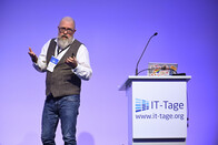 Marco Dahlem nahm die Teilnehmer:innen der IT-Tage 2025 zusammen mit Katja Drope mit auf eine agile Rundfahrt mitten in der Verwaltung 