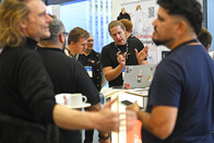 Frederik Pietzko und Jessé Moraes Braga am Partnerstand der iits-consulting GmbH auf den IT-Tagen 2025. 