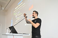 Nicolai Parlog teilt leidenschaftlich gern sein Wissen zur Programmiersprache Java auf den IT-Tagen 2025 weiter.