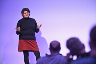 Katja Drope nahm die Teilnehmer:innen der IT-Tage 2025 zusammen mit Marco Dahlem mit auf eine agile Rundfahrt mitten in der Verwaltung © IT-Tage / Christian Augustin