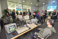 Die Teilnehmer der IT-Tage 2025 genießen einen nostalgischen Moment und tauchen ein in die Welt der Retro-Computer-Ausstellung.