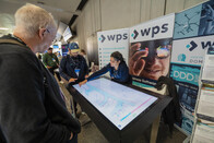 Christian Dibbern und Dehla Sokenou am Stand der WPS Workplace Solutions GmbH.