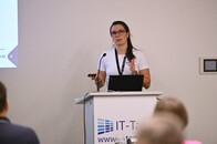 Hannah Herbst spricht über den ökologischen Fußabdruck von Künstlicher Intelligenz auf den IT-Tagen 2025. 