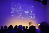 Christian Schulte von Fsas setzt auf visuelle Effekte in seiner Keynote bei den IT-Tagen 2025.