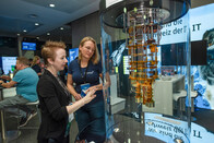 Anne-Marie Tumescheit erklärt den Quantencomputer-Modell am Stand der Fsas Technologies auf den IT-Tagen 2025.