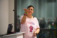 Sabine Wojcieszak auf den IT-Tagen 2025 mit mehreren Auftritten: Auf dem Panel zum Thema "DiversIT(y) – Diversität in der IT", in ihrem Vortrag "Toxisches Verhalten entwaffnen", als Trackpatin im Organisations-Team sowie im Kuratorium der Konferenz.
